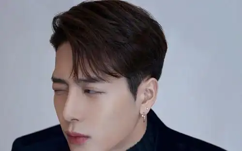 时尚潮流男孩王嘉尔帅气黑色西装迷人写真