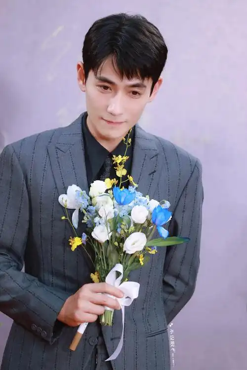 朱一龙想递话筒递成花