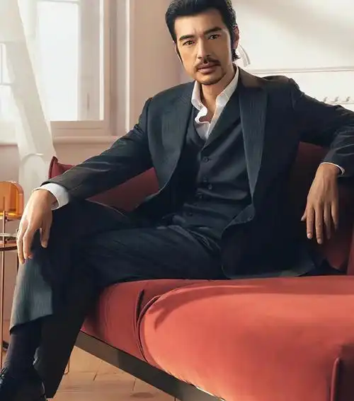 在放出的照片中,金城武穿着一身经典帅气的黑色西装,内搭的白色衬衫