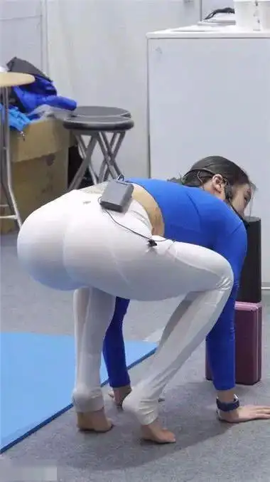 练瑜伽的小姐姐紧身裤勾勒饱满紧实的弧线动作妖娆妩媚