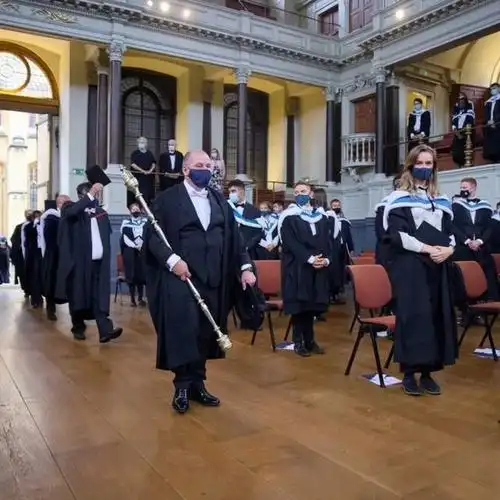 牛津大学医学院毕业典礼举行,只为说声谢谢并互相道别