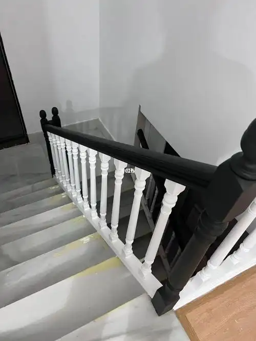 之前的楼梯颜色就是木色 基于这次装修把门墙什么都换成黑白色后 就