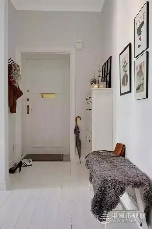 玄关的作用主要有三个,一般户型开门就是客厅,很容易形成穿堂风,而