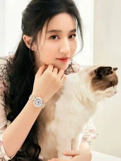 什么干爹,扬州瘦马,变性人等等,都被施加在了这个姑娘的头上.