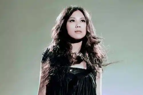 改编自美国歌曲《gotta have you》,原唱是由the weepies演唱(奏)的一