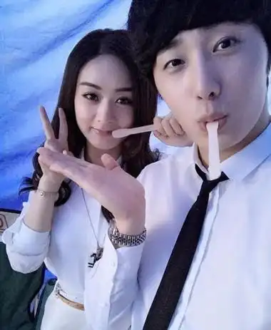 图丁一宇晒与赵丽颖合照揭丁一宇早期自杀真相