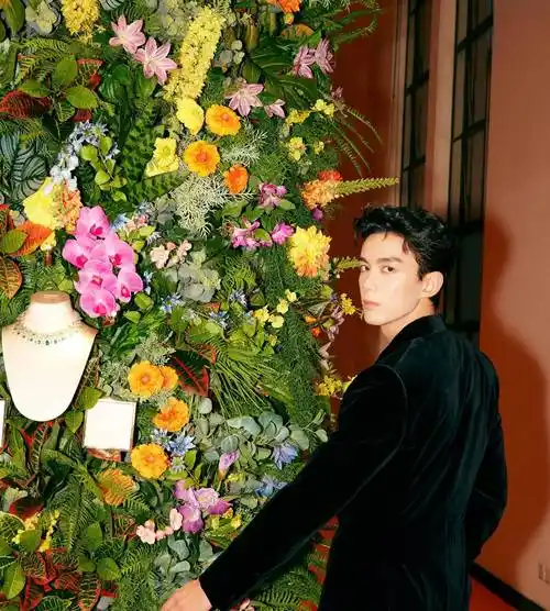 吴磊出席宝格丽活动,身着深v西装帅气出场,自称是为了搭配项链_赵露思