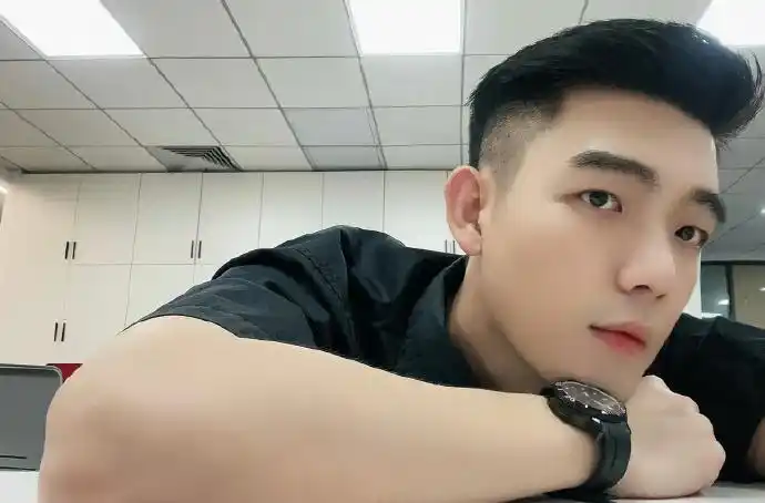 身材匀称的肌肉小狼狗自拍做作并不影响扑面而来的荷尔蒙气息