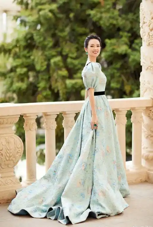 章子怡晒出最新写真,身穿多彩抹胸长裙,秀鹌鹑蛋大的绿宝石戒指_粉红