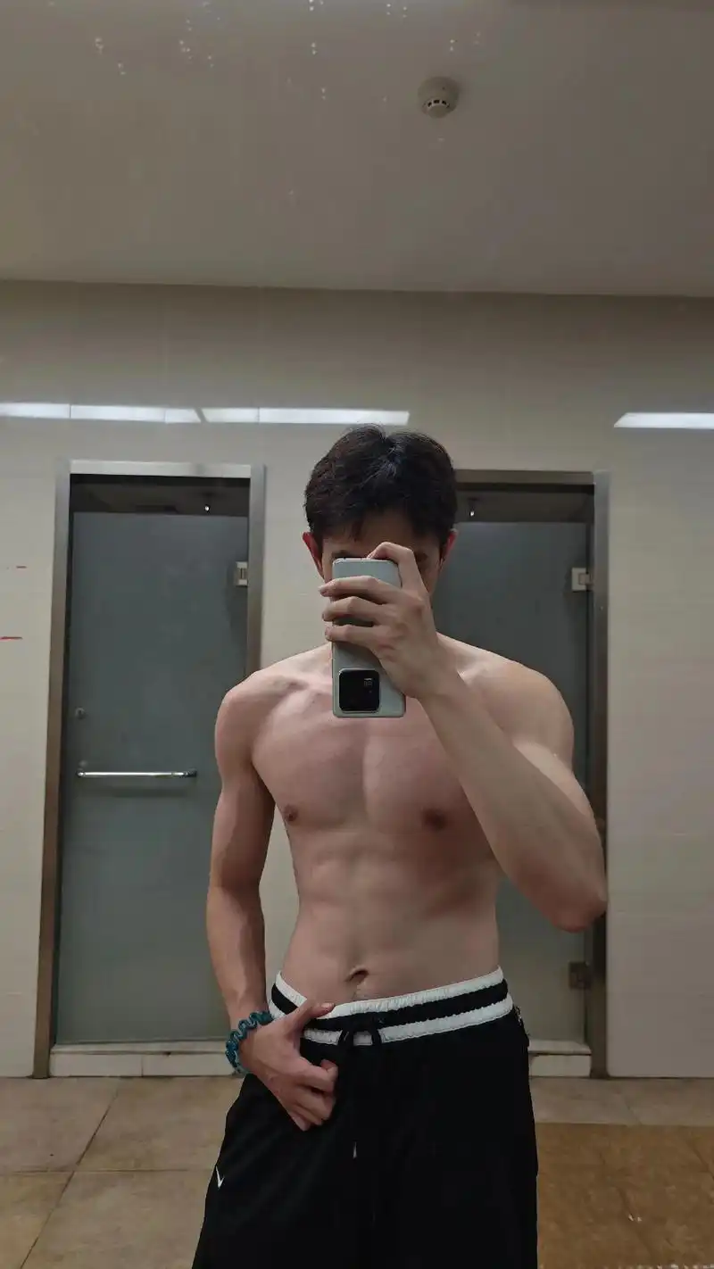 "后来酒精跟内啡肽称兄道弟"#薄肌男孩 #185#腹肌#天蝎 - 抖音