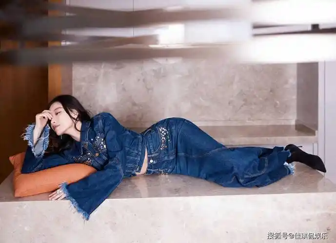 倪妮牛仔套装写真大片释出,展现惬意自在魅力_风格_个性_演艺圈