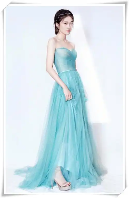 张雪迎和孔雀绿好搭啊!一袭抹胸纱裙尽显温柔高级,终于信她22岁