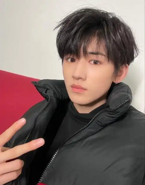 宋亚轩分享七张自拍照