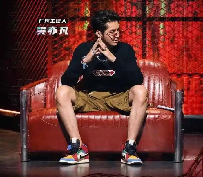 吴亦凡新说唱上脚 aj1 mid!潘玮柏则上脚 aj4"黑白巅峰"!