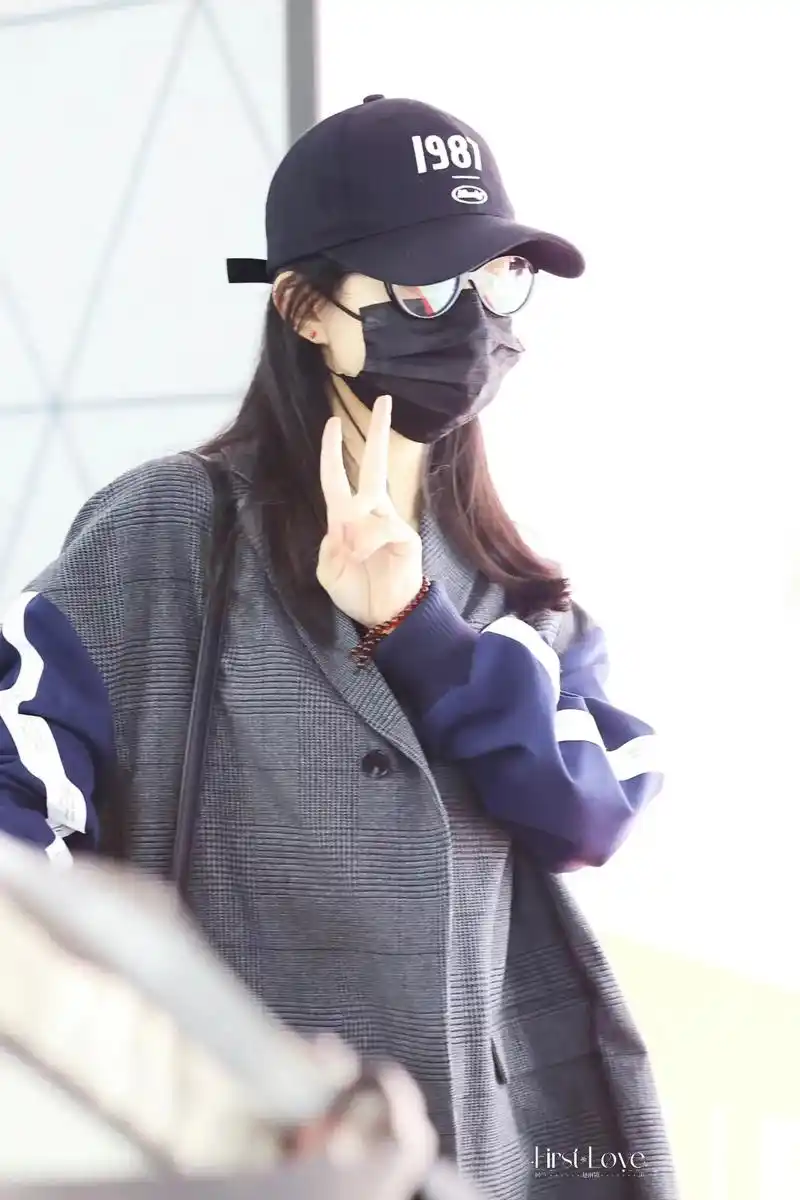 赵丽颖 久违的机场颖宝! 跟着姐姐学穿搭!#我的神仙爱 - 抖音