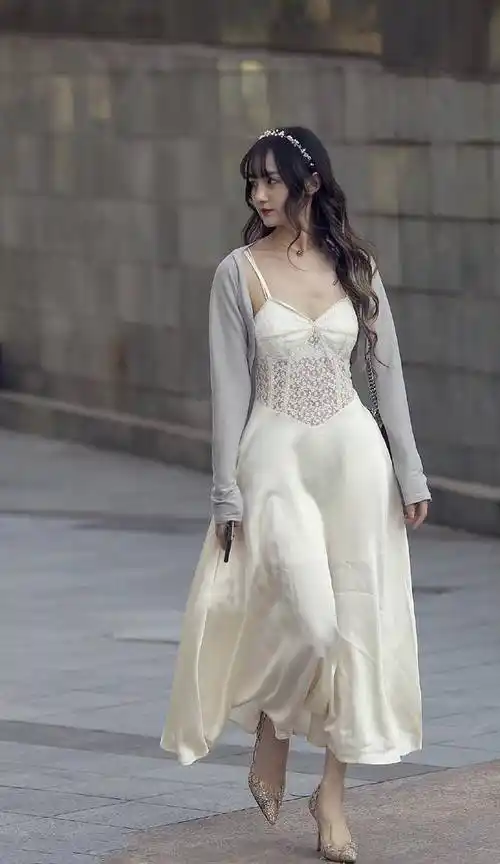 时尚街拍皮肤较白的女生穿鹅黄色还能体现女生甜美的气质