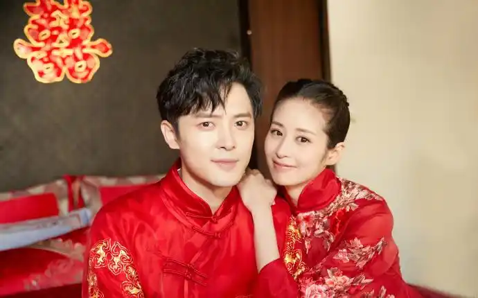 付辛博颖儿中式礼服甜美结婚照图片