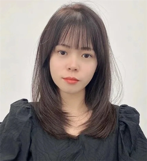 层次c卷锁骨发,张扬时尚个性的发型,自然黑碎发剪裁很是性感.