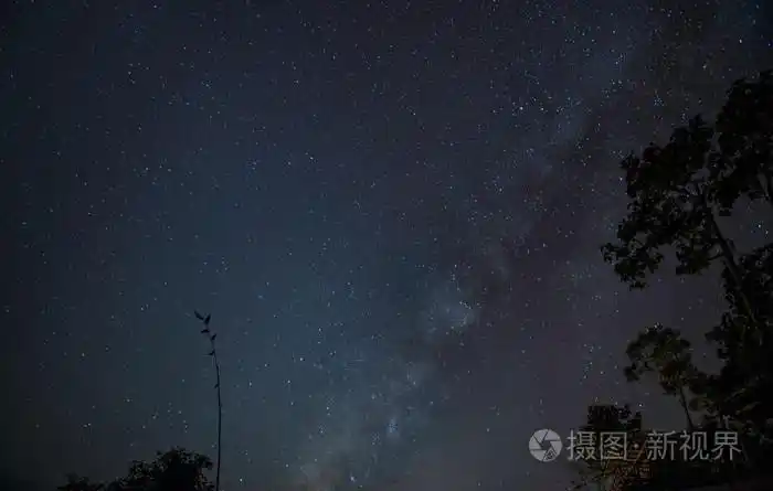 在夜晚的天空上的星星照片-正版商用图片0v98vh-摄图新视界