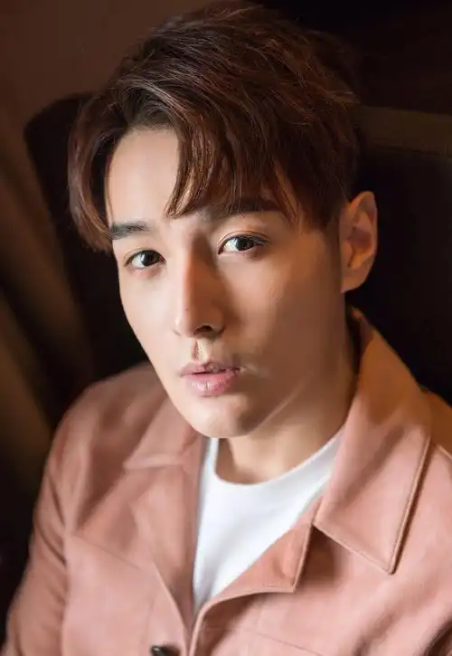 2017年,出演校园爱情青春偶像剧《求婚大作战》1024_1484竖版 竖屏