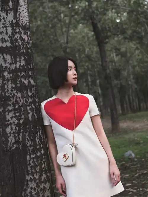 孙安可演绎valentino"以爱环绕"限定系列,配以心形vlogo手袋