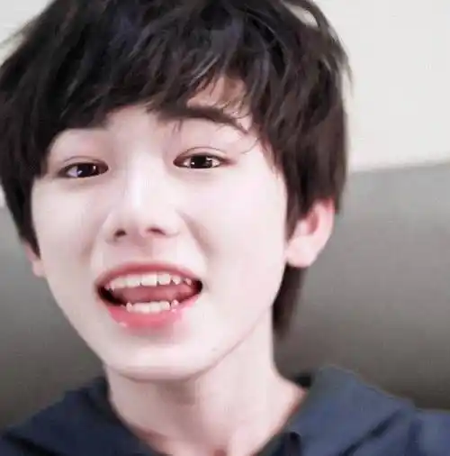 女团成员神似宋亚轩,笑起来与小宋如出一辙,刘耀文未必能分清_女装