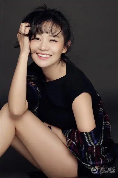 高清:王维维时尚大片笑容治愈 苹果辫展少女感