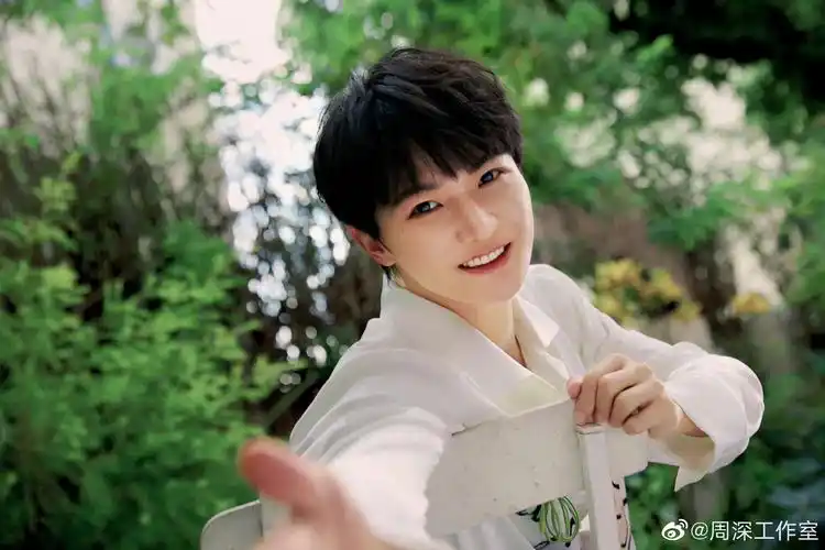 周深自然系写真……_高清图集_新浪网