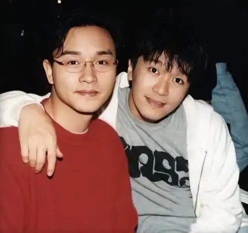 7㈠  合照:星爷与哥哥星星向荣周星驰张国荣哥哥星爷热度(688)评论(12