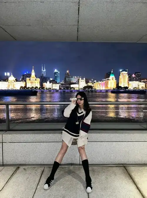 在上海东方明珠下面发现一个拍照好地