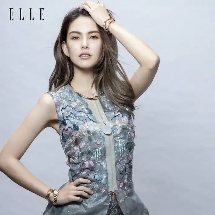 昆凌最新大片长发飘逸 身穿肉色纱裙秀美背