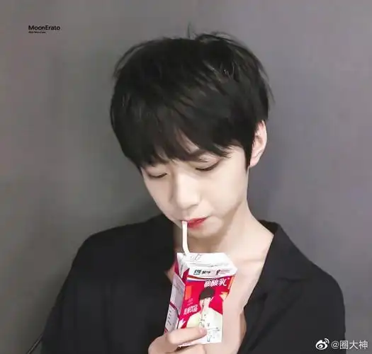 明星的锁骨可以有多欲#那得有我们狼崽刘耀文吧,一字宽肩锁骨撑曳服