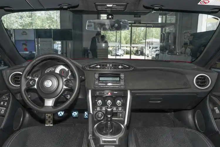 丰田86的内饰布局简约大方,设计也符合年轻人的审美,中控按键的位置