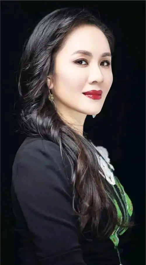 人物|王莹:军营飞来一只百灵