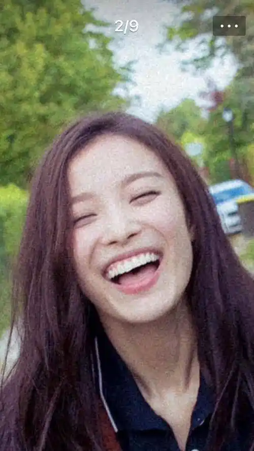 只是这把照片放大之后,这倪妮的脸怎么看起来有一些歪了呢,嘴也是有点