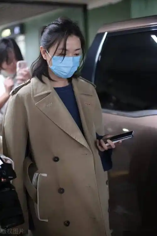 街拍万茜驼色大衣蓝色t恤优雅温柔