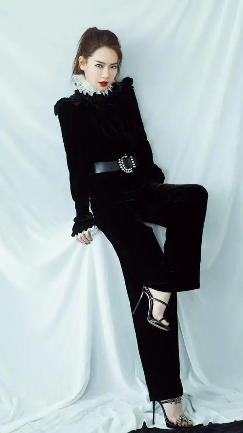 戚薇完美气质与完美身材的的美女歌手演员