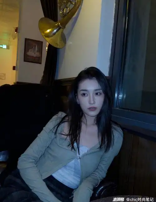 蒋依依的春日美学穿搭,随性且青春,不愧是零零后女星_澎湃号·湃客