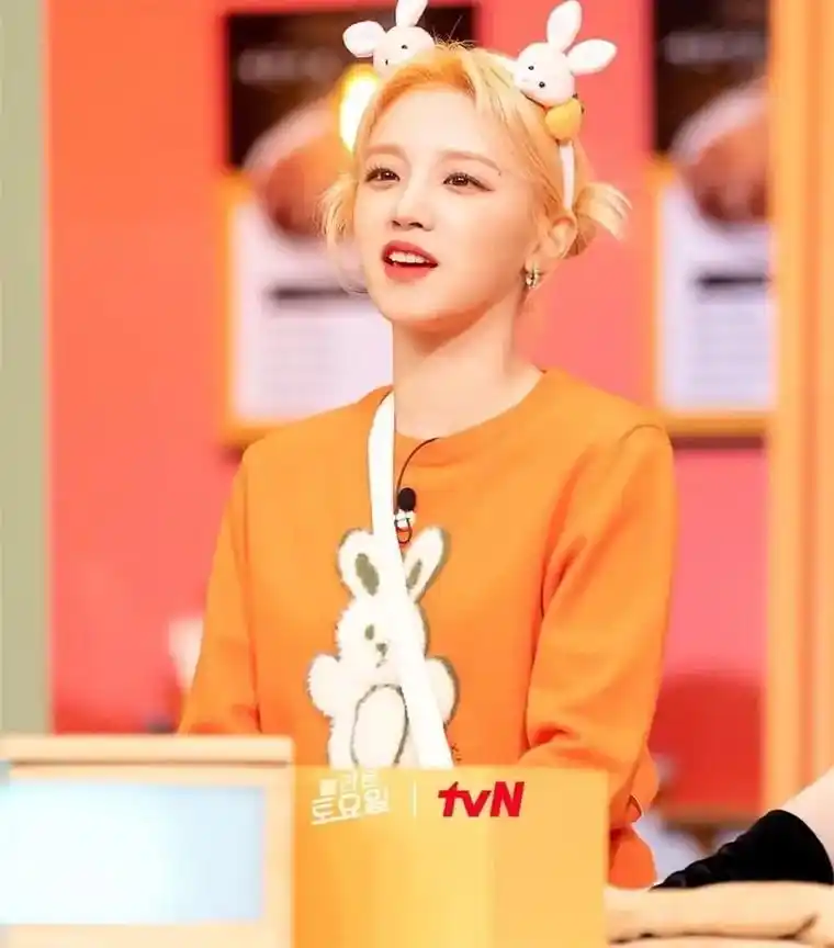 宋雨琦近日穿搭92身穿橘色可爱兔兔图案毛 - 抖音