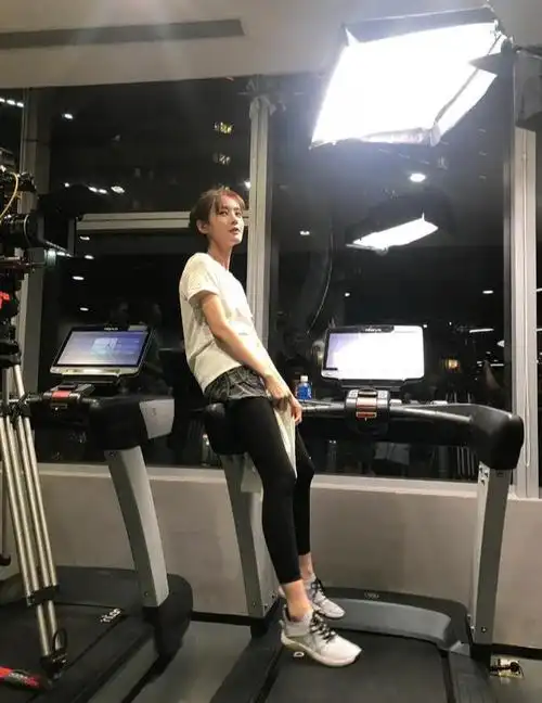 李一桐体重仅84斤瘦出筷子腿直言减重只用一个方法