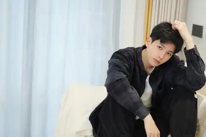 王以纶冬日随拍复古格子外套高级感满满