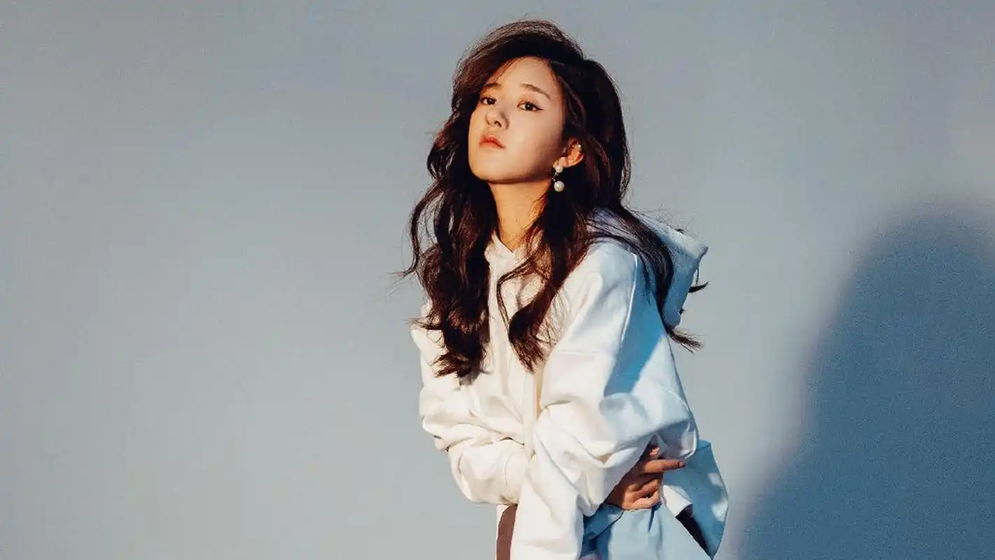 赵露思与助理的深厚友谊:口香糖传递的信赖与亲密