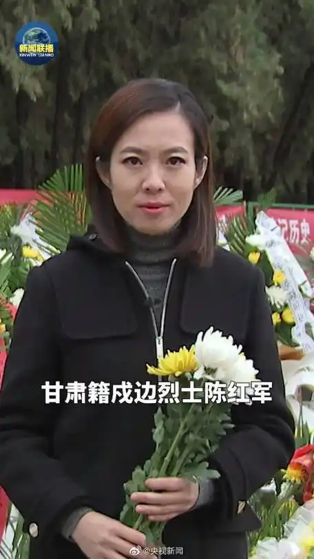在甘肃兰州烈士陵园,陈红军的妈妈带来家乡菜,妻子抱着孩子来看爸爸