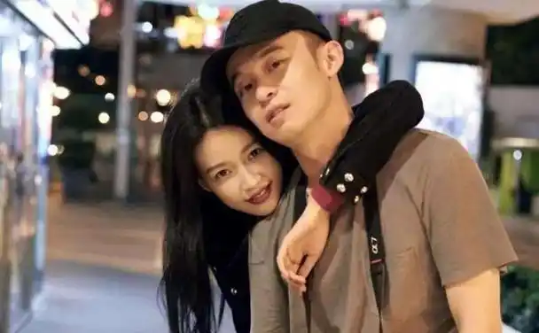 孙怡董子健罕见露脸腿比老公的手臂还细女儿遗传妈妈优秀基因