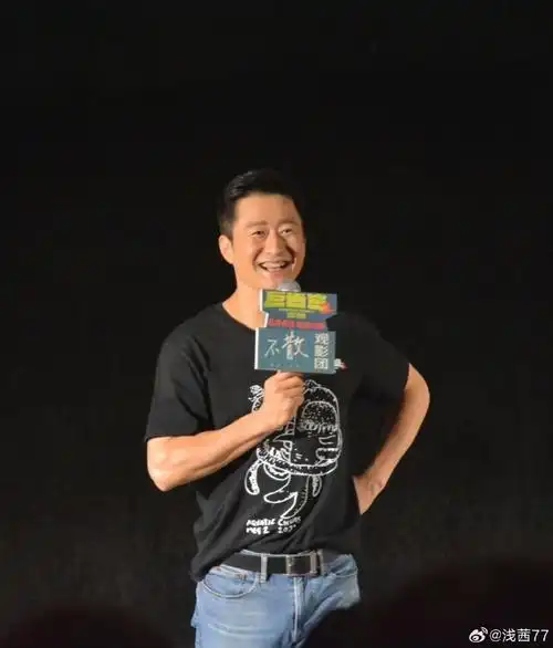 吴京在《巨齿鲨2》的文化输出有:中文演讲,中文rop,还有九溟介绍自己