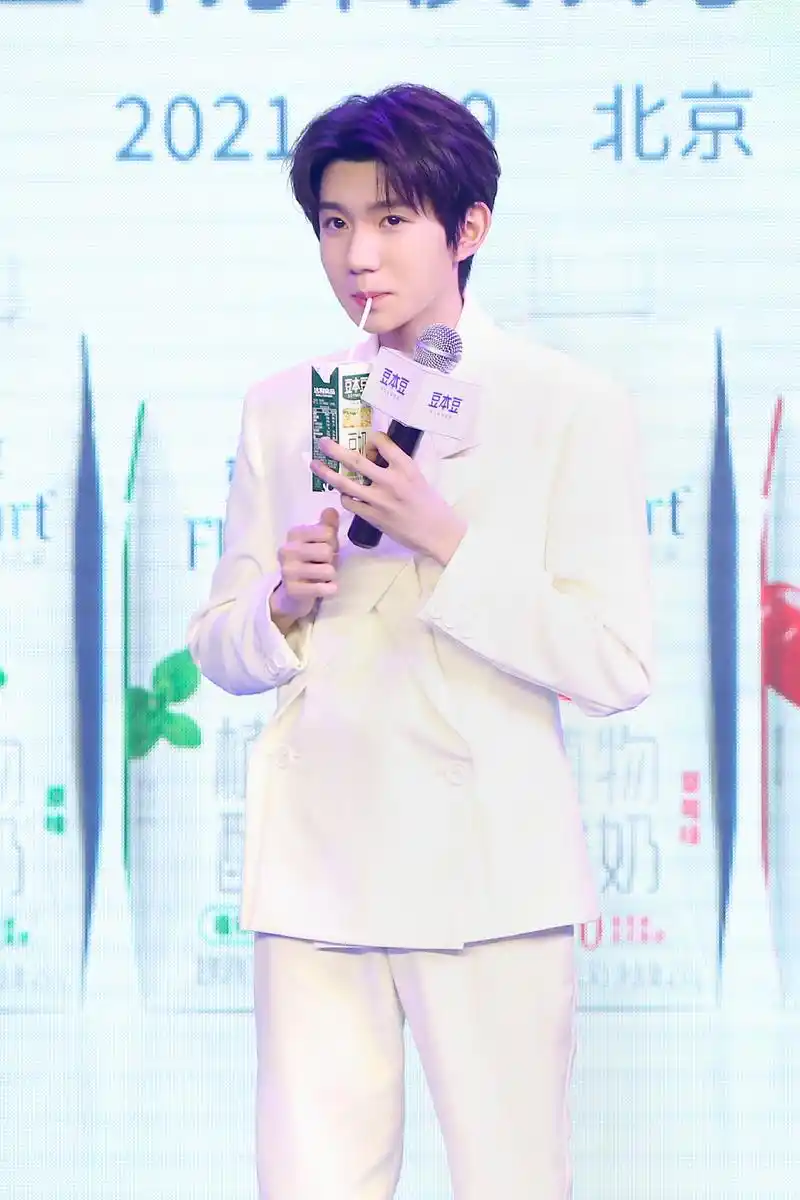 [tfboys][新闻]210120 王源身穿白色西装清爽出席品牌见面会 现场畅谈