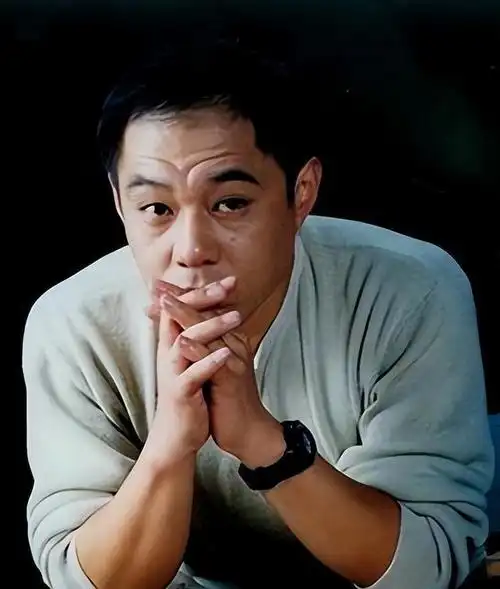 低调老戏骨:离婚20年,演员妻子带儿子嫁给"著名演员",他单身