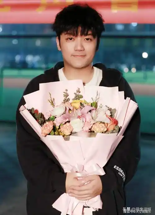 尤浩然近照:北京环球影城被偶遇,留满脸黑胡子,模样大变认不出