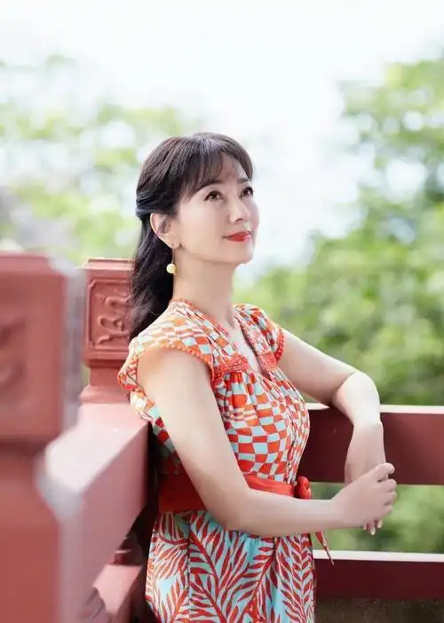 70岁赵雅芝不认老竟敢穿超短裤,大秀性感美腿,远看就像一少女