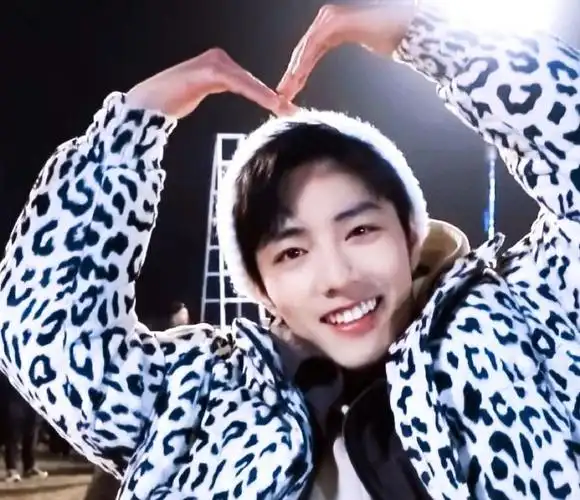 肖战狼尾和白色适配度#谁还没有看过肖战比心啊,每次看到还是会被